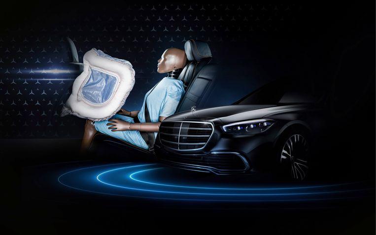 A drawing of the rear seat airbag in the new Mercedes-Benz S class. This drawing also reveals what the nose of the new limo will look like.