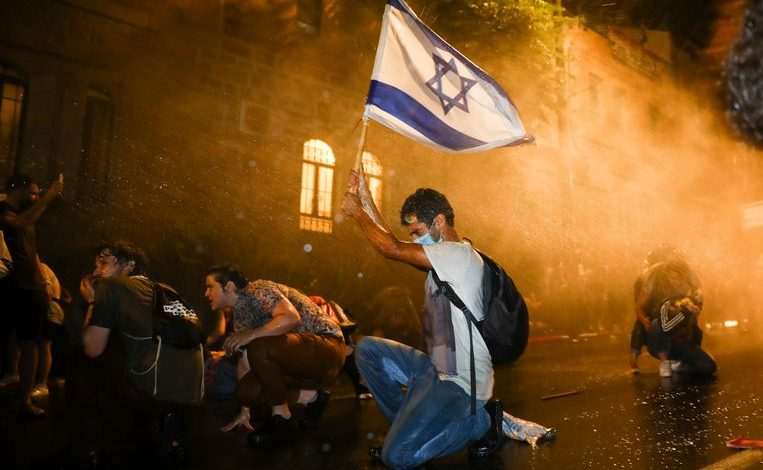 Israeli police deploy water cannons against demonstrators