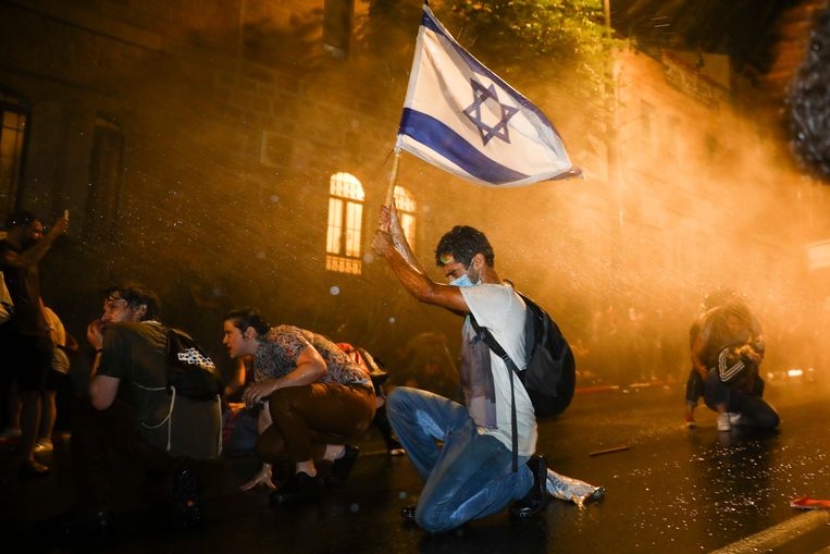 Israeli police deploy water cannons against demonstrators