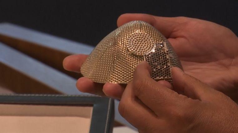 Isaac Levy toont het dure masker van 18 karaats witgoud, ingelegd met 3.600 diamanten.