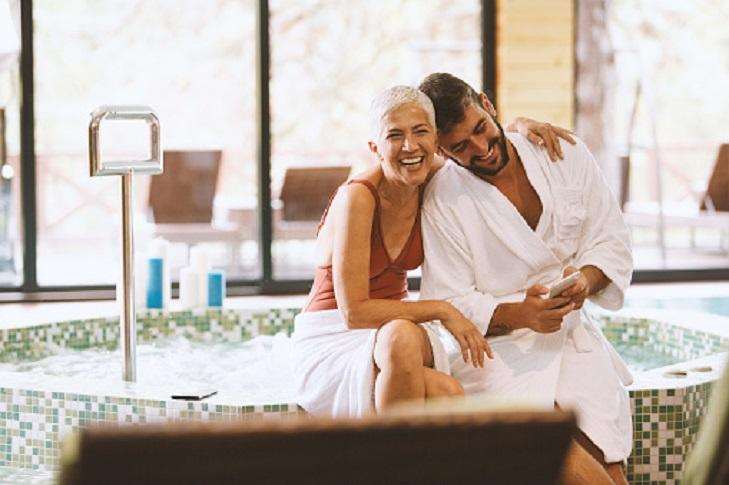 Why younger men attracted to older women? Here are the reasons 