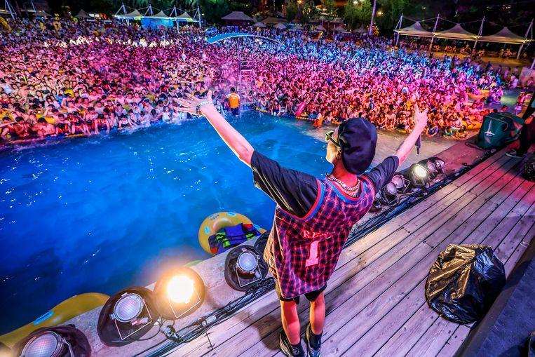 Hundreds of people took to cooling off in an outdoor swimming pool in the Chinese city of Wuhan last weekend