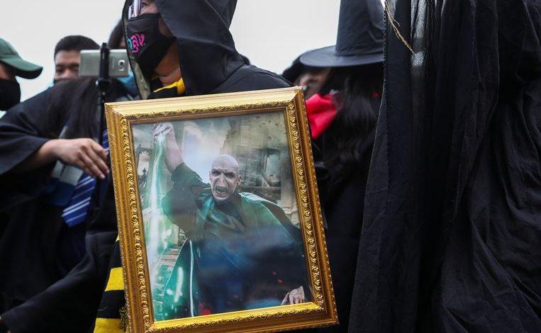 Thai students compare king to “Lord Voldemort” during protest