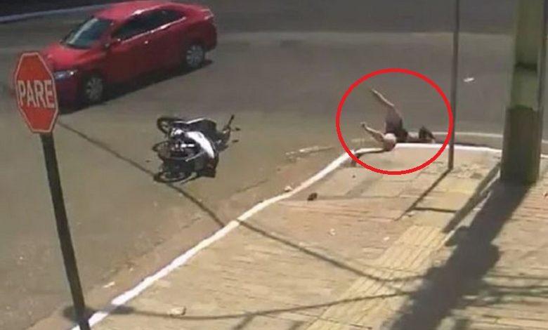 Accident never comes alone: ​​woman swallowed up by pit after collision