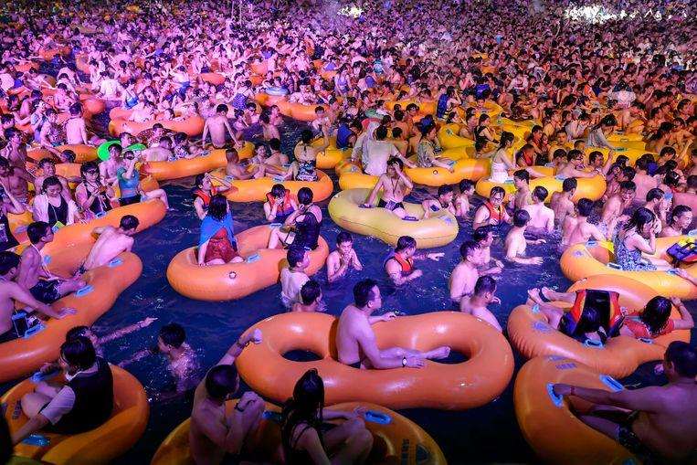 Hundreds of people took to cooling off in an outdoor swimming pool