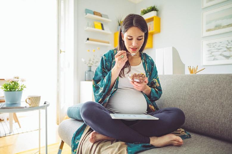 Night meals will become a habit.  One of the reasons is the constant feeling of hunger, which increases the needs of the pregnant woman’s body for energy and calories.