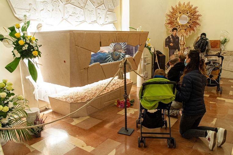 The body of Carlo Acutis (1991-2006) was embalmed after his death. The tomb was opened on October 1. Many believers came to pray at the body in the basilica of Assisi.
