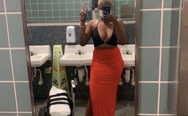 Woman refused on the plane because of the deep neckline