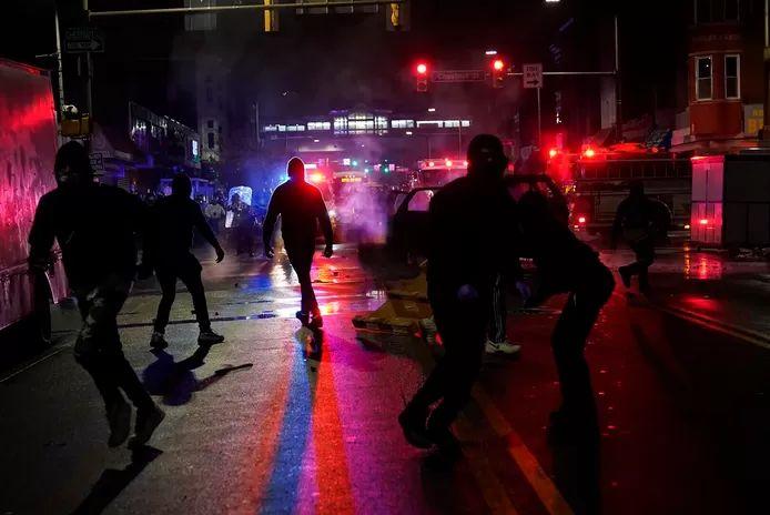 Riots in Philadelphia after shooting dead black suspect (27)