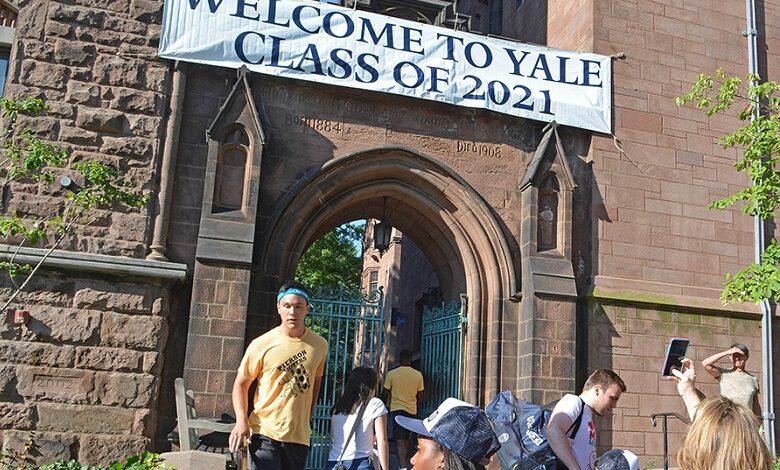 Yale University charged with favoring black students