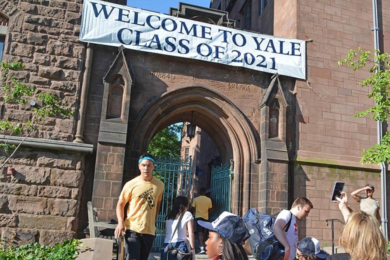 Yale University charged with favoring black students
