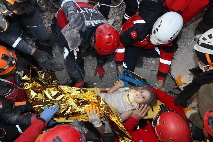 Miracle: Rescue workers retrieve girl (4) alive from rubble 91 hours after earthquake 