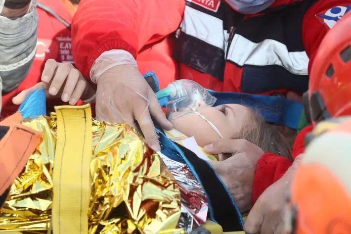 Miracle: Rescue workers retrieve girl (4) alive from rubble 91 hours after earthquake