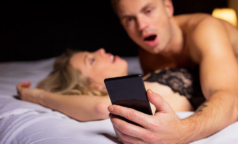 Every tenth person looks at the phone while making love