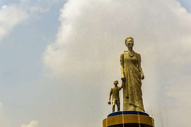 10 bizarre things to know about Rwanda: hug before a handshake