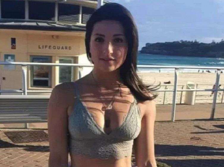 Backpacker kicked out of a restaurant because of this outfit