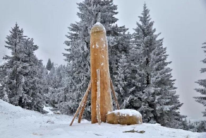 The new phallus on Mount Grünten is also made of wood and supported by beams. 