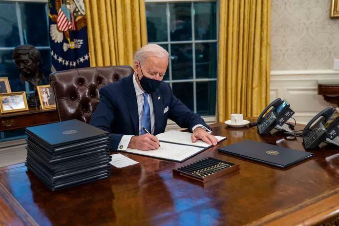 Joe Biden signed presidential decrees on his first day. A box of pens was ready for this