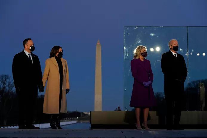 Joe and Jill Biden and Kamala Harris and her husband Doug attended a memorial ceremony near the White House last night in memory of the hundreds of thousands of American corona deaths. 