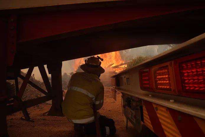 Australian forest fire rages on, more than 70 homes destroyed near Perth