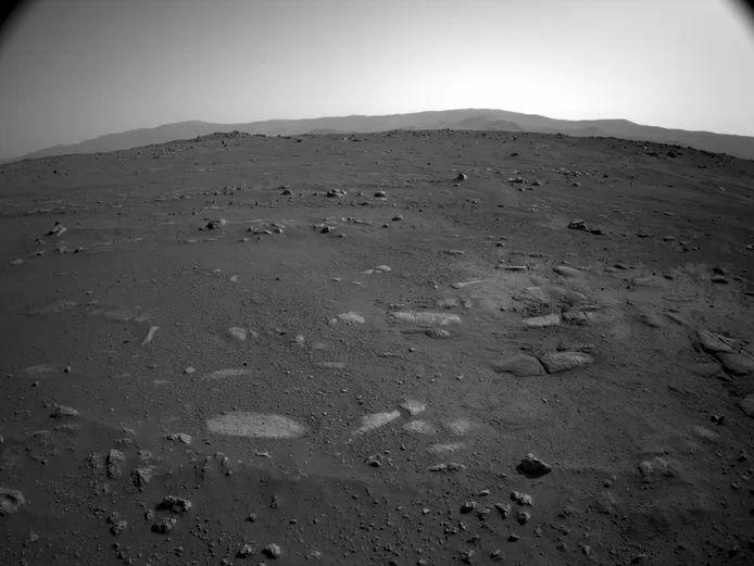 ©NASA/JPL-Caltech – A view to the south. Here you can see the cliffs in the distance from a different perspective. 