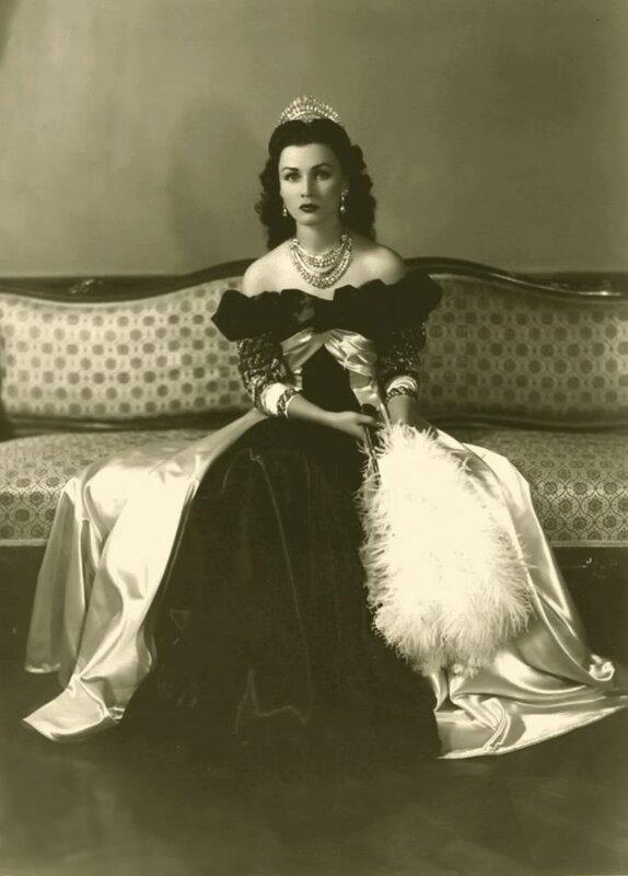 Official photo of Queen Fawzia of Iran in 1945, she took shortly before leaving for Cairo