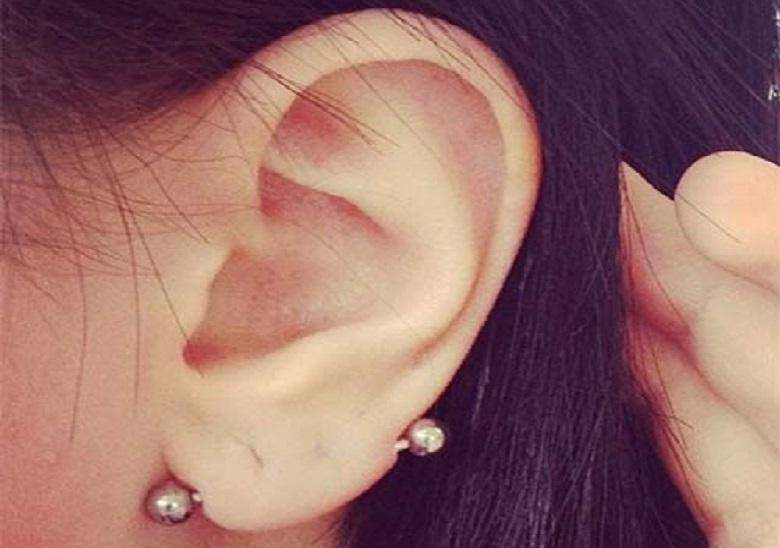 Transverse lobe piercing
