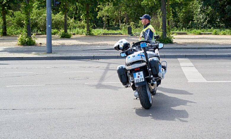 Traffic code: Algerian motorist drags policeman tens of meters - Video