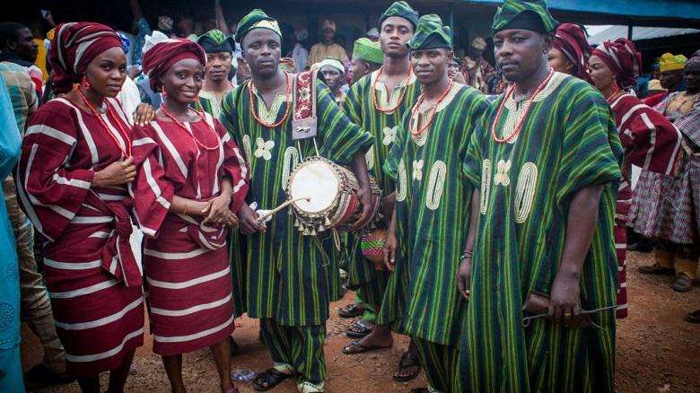What Yoruba traditional clothing styles and accessories look like