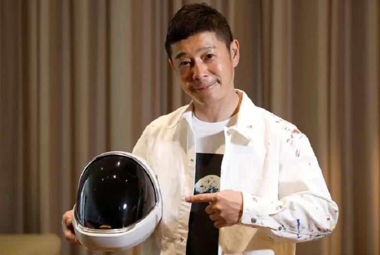 Trip to the Moon: Japanese billionaire offers eight seats