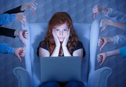 Social media red flags in relationships: is your girl addicted to it?