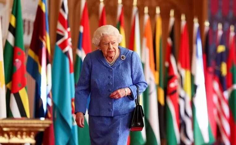 Queen wears brooch from her honeymoon in tribute to ailing husband