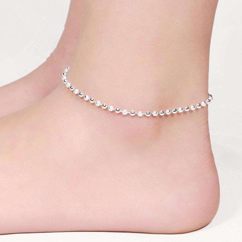 Reasons every woman should wear a silver anklet 