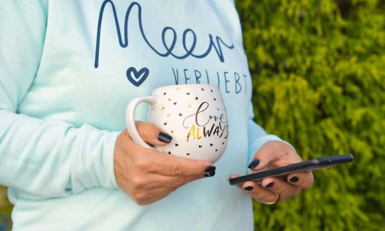 Social media red flags in relationships: is your girl addicted to it?