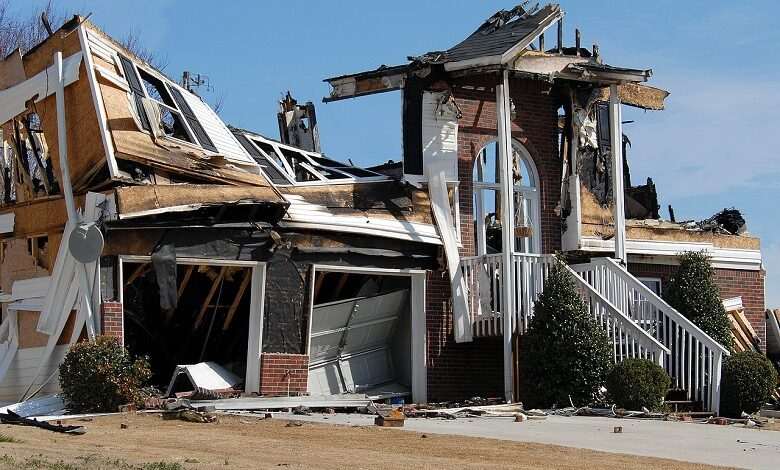 Which insurance policies must a tenant take out?