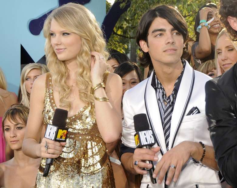 Taylor Swift and Joe Jonas in September 2008 at the MTV Video Music Awards