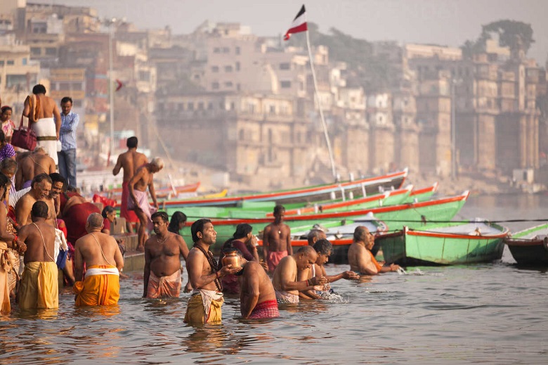 India, Uttar Pradesh, Varanasi, hindu worshippers bathing in the Ganges river