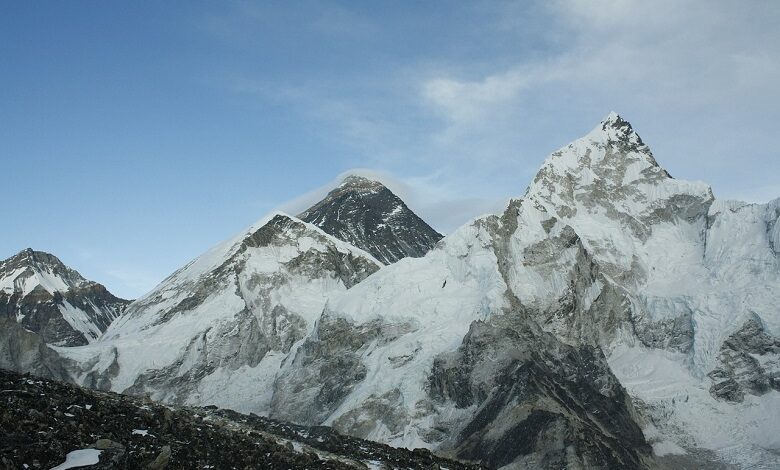 China demarcates the border at the top of Mount Everest