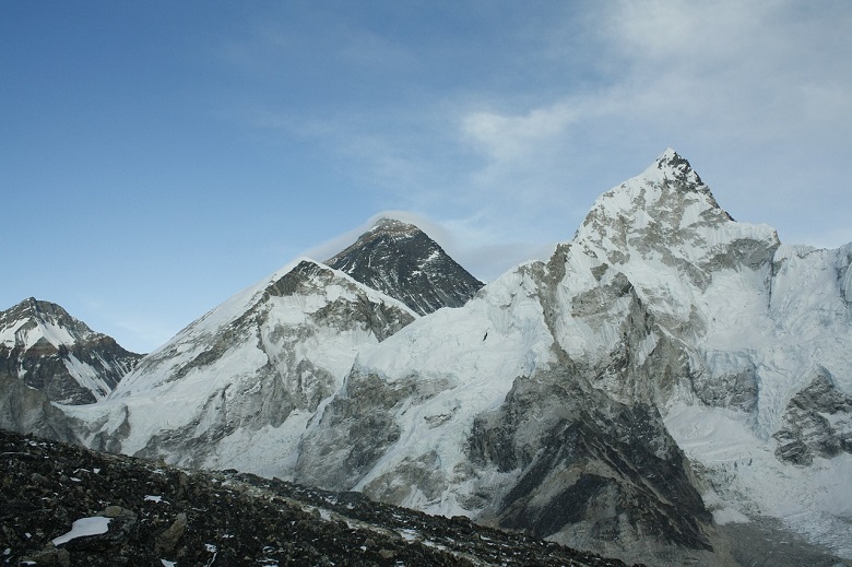 China demarcates the border at the top of Mount Everest