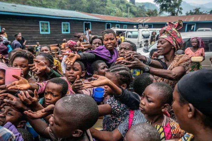 Refugee children and people at a food distribution point in Sake
