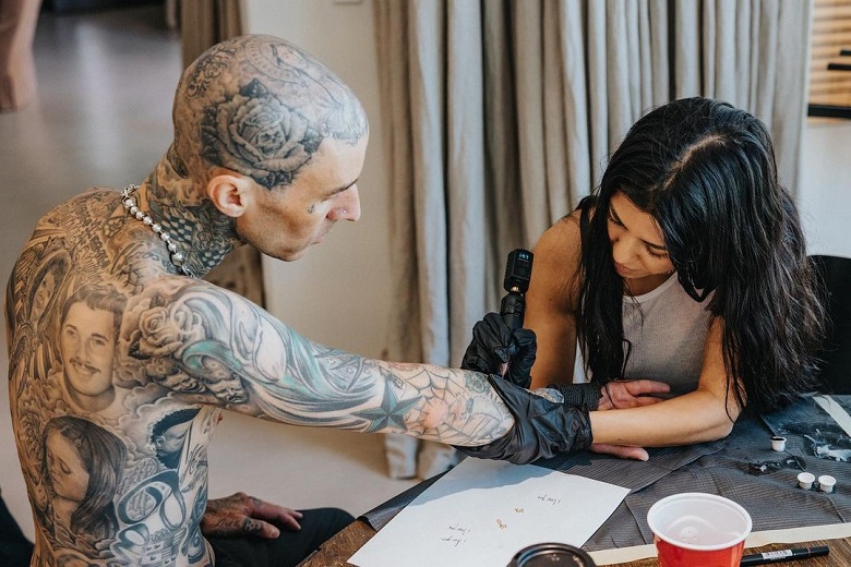 Kourtney Kardashian puts tattoo on Travis Barker: “She’s a woman of many talents”
