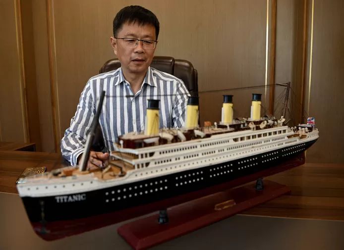 Su Shaojun with a replica of the Titanic 