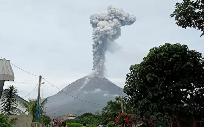 Indonesian volcano spews ash almost 3 kilometers high