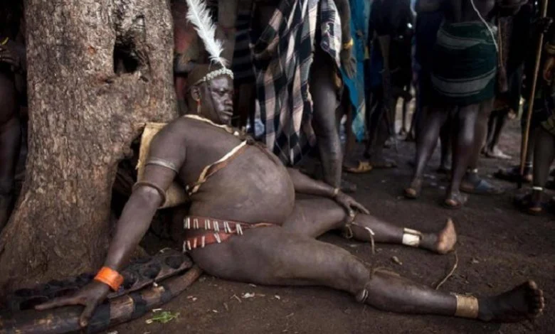 While Europeans and Americans fanatically struggle with every extra kilogram, the male representatives of the African body tribe try to grow the biggest belly among their tribesmen—those who succeed become true heroes and get all sorts of preferences.