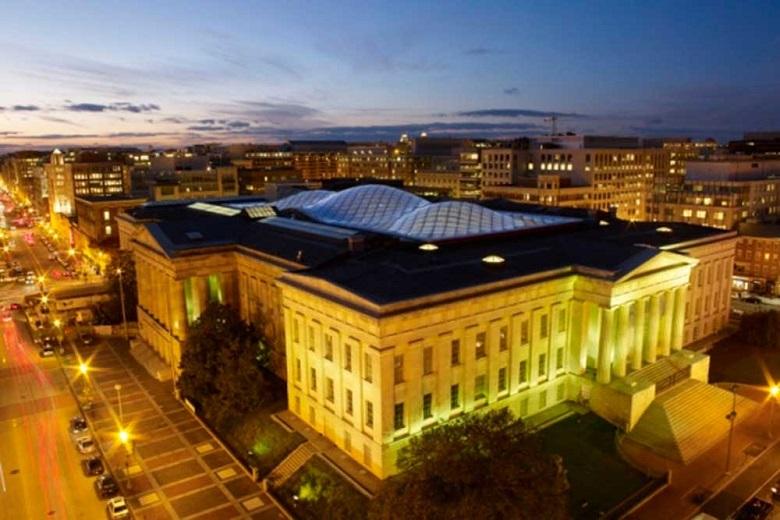 Courtyard of the Smithsonian Institution, Washington (USA)