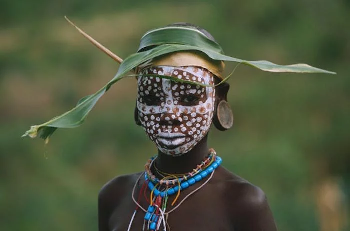 Creative hat, exquisite makeup
