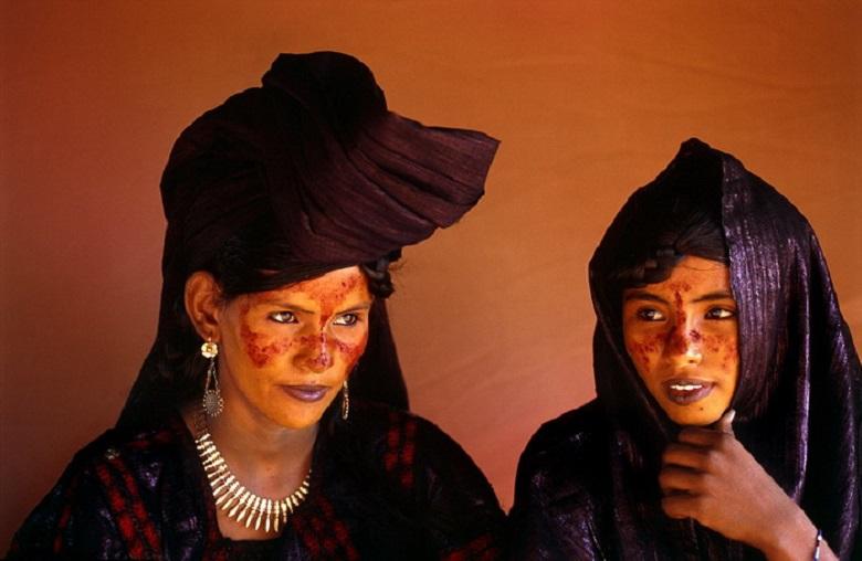Tuareg tribal women, mysterious blue people of Sahara
