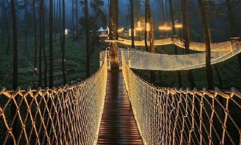 ‘Fire’ bridge in Indonesia, not everyone will dare to walk on it