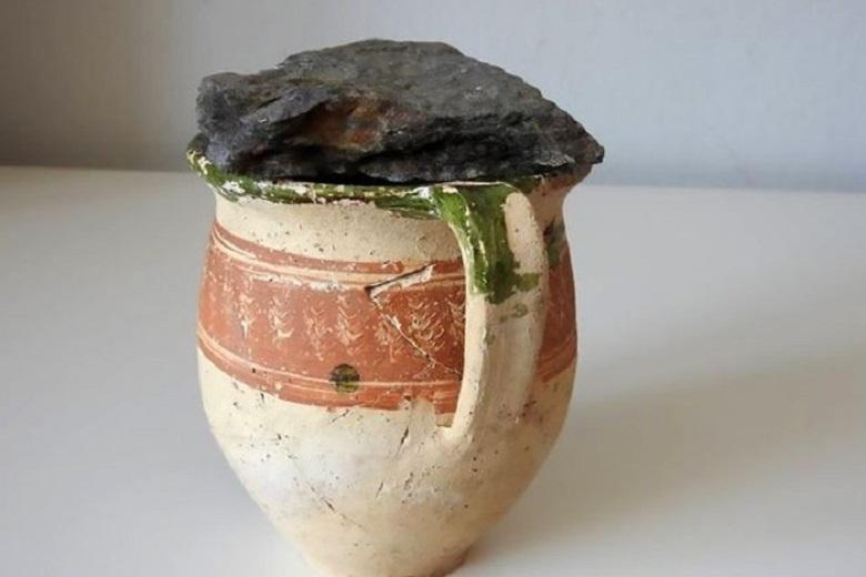 The old earthen ware jug that has kept its secret for over 300 years