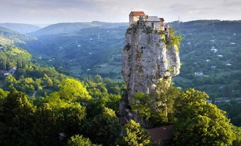 29 years alone on a cliff: Maxim Kavtaradze, Georgian monk live at a height of 40 meters